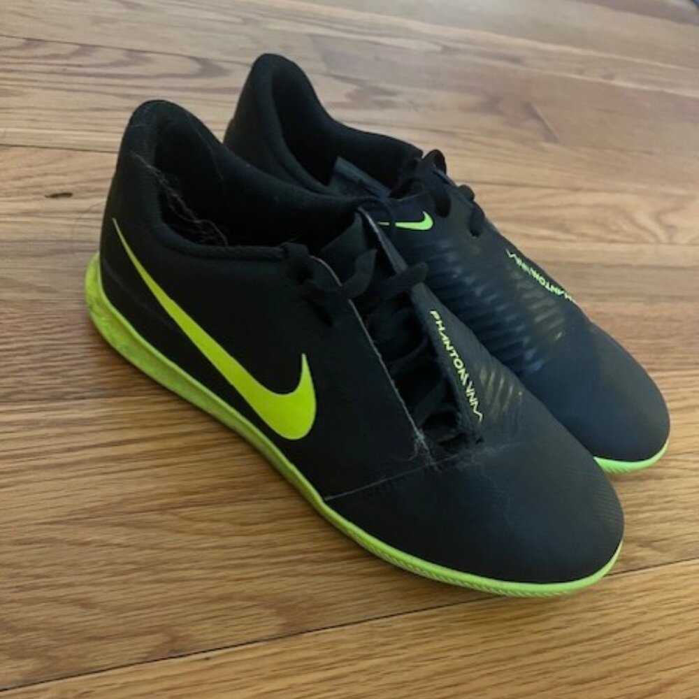Nike indoor soccer shoes phantom in black and green size 5Y